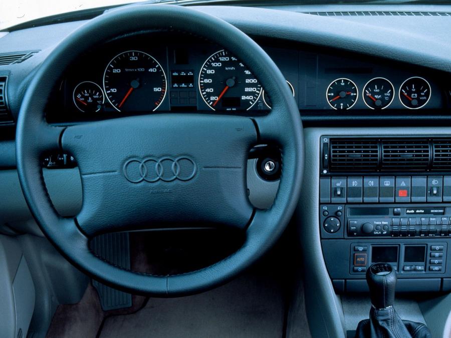 Панель приборов Audi A6 Avant (4A, C4) 1994 года  (фото 8 из 15)